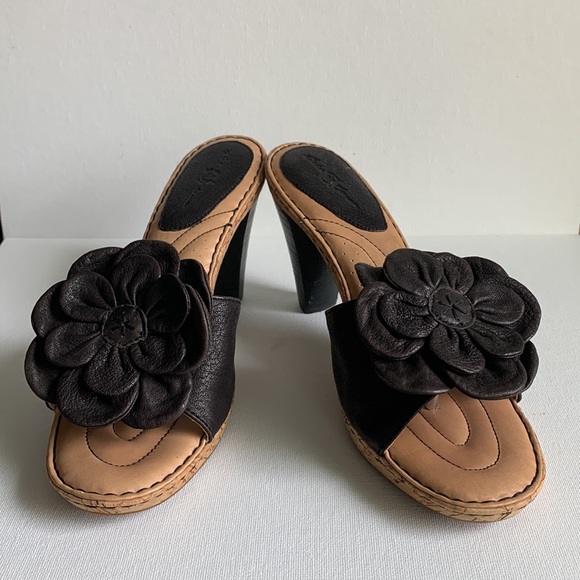 Børn Leather Flower Sandal with 4 Inch Heel—Size 10/42 - Picture 6 of 11